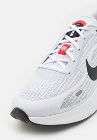 Nike Performance JOURNEY RUN - Zapatillas running asfalto - white/black/fire red/cement grey