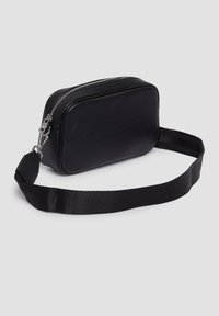 Borsa a tracolla in pelle nera con forma rettangolare, dotata di chiusura con zip, superficie testurizzata e tracolla in tessuto rimovibile.