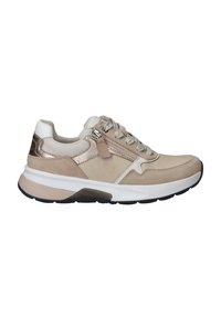 Beige Sportsschuhe aus einer Mischung von Veloursleder und Mesh-Materialien. Mit einer weißen Zwischensohle, metallischen Akzenten und einem seitlichen Reißverschluss für einfaches An- und Ausziehen.