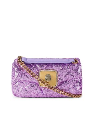 Sac à main rectangulaire en sequins violets avec une bandoulière en chaîne dorée et un fermoir doré orné d'un emblème de main décoratif.