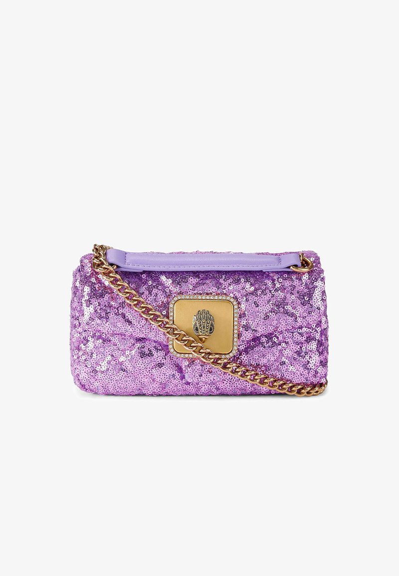 Prostokątna torebka z fioletowymi cekinami, z złotym łańcuszkiem i złotym zapięciem z ozdobnym emblematem dłoni.