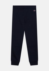 Pantaloni jogger blu navy con vita elastica, polsi alle caviglie arricciati e un piccolo logo Champion sulla parte superiore della coscia sinistra.
