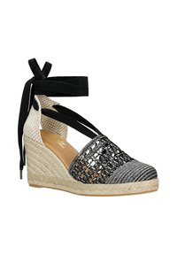Černobílé wedge espadrilky s krajkovými detaily a šněrováním kolem kotníku, s tkanou texturou a juteovou podrážkou. Stylové a připravené na léto.
