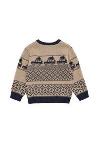 Beige gestrickter Pullover mit einem marineblauen gerippten Kragen und Bündchen, verziert mit Mustern von Fahrzeugen und Bäumen in dunklem Grün und Braun auf dem gesamten Körper.