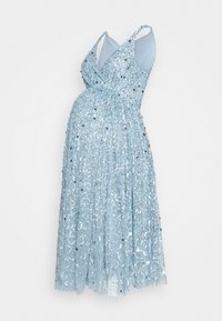 Ljusblå gravidklänning med vrapdesgin, prydd med paljetter, texturerad tyg och en flödande A-linjeformad silhuett.