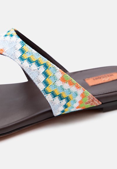 Σανδάλι τύπου slide με πολύχρωμο λουρί υφάσματος με ζιγκ-ζαγκ μοτίβο και σκούρα καφέ σόλα.