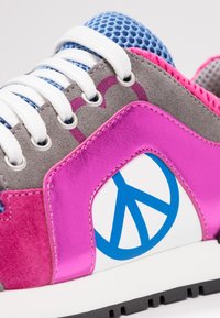 Mikrosvětelné tenisky s šedou usní, jasně růžovými akcenty, modrou síťovanou jazykem, bílým detailem symbolu míru a bílými šněrovadly. Gumová podrážka.