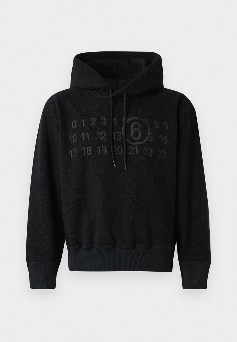 Schwarzer Fleece-Hoodie mit einem Frontgrafik von Zahlen und einem Kreis mit der Zahl 6. Enthält eine Kapuze mit Kordelzug sowie gerippte Bündchen und Saum.