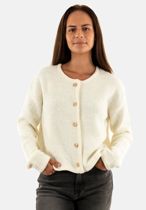 Cárdigan de color crema hecho de un tejido suave y texturizado, con un escote redondo y cinco botones decorativos en la parte delantera.