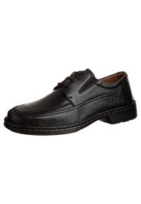 Zapato de vestir para hombre en cuero negro con cordones en la parte delantera, detalles de costura y tacón bajo, mostrado sobre un fondo blanco.