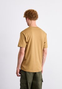 New Balance ESSENTIALS - Basic T-shirt - brown