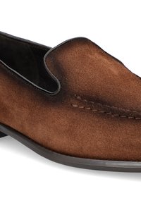 Brązowy zamszowy but slip-on o gładkiej fakturze, subtelnym przeszyciu, zaokrąglonym czubku i czarnym obszyciu wokół otwarcia. Cienka gumowa podeszwa.