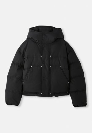 Doudoune noire avec capuche, au design court, dotée de boutons-pression et de deux poches avant, fabriquée dans un tissu lisse.