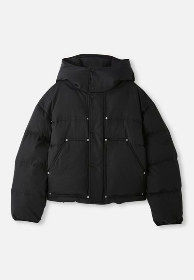 Schwarze Pufferjacke mit Kapuze, im cropped Design, mit Druckknopfverschluss und zwei Vorderaschen, aus einem glatten Stoff gefertigt.