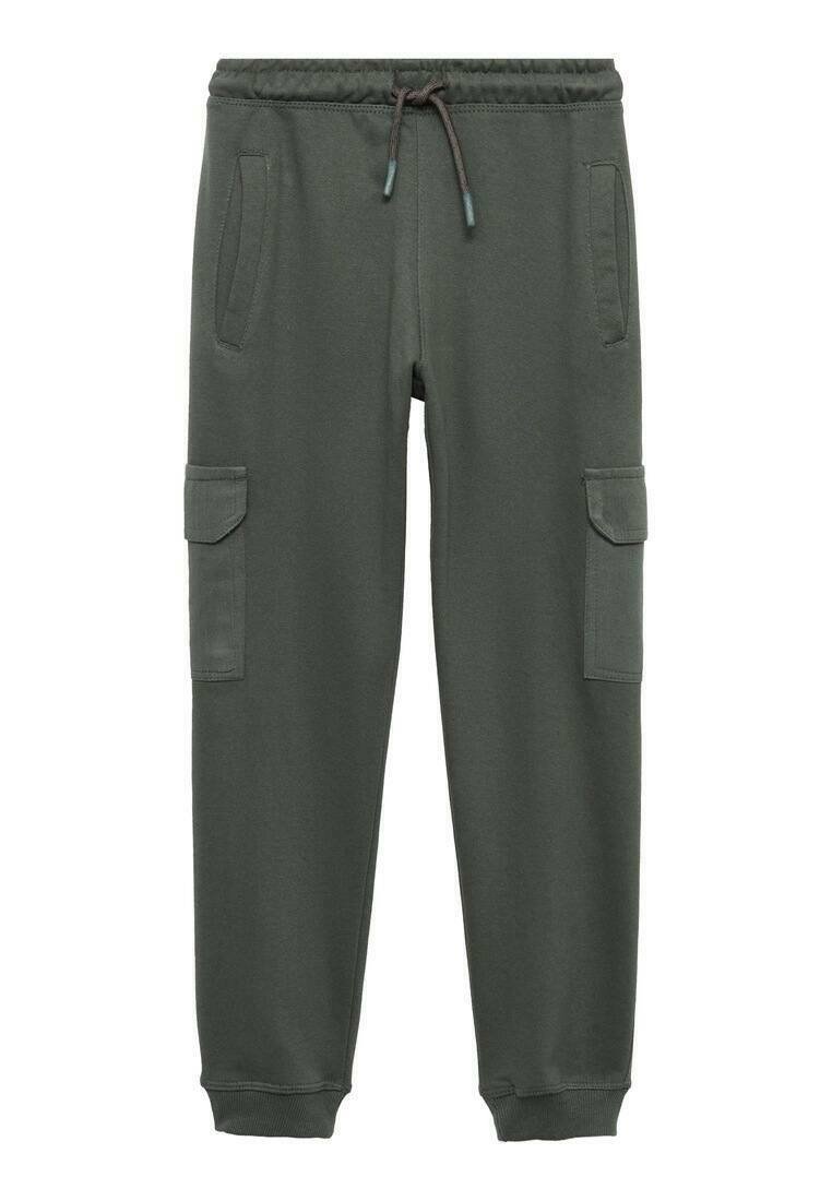 Gröna joggerbyxor i mjukt material, med dragsko i midjan, sidofickor och cargofickor på låren. Elastiska muddar vid anklarna.