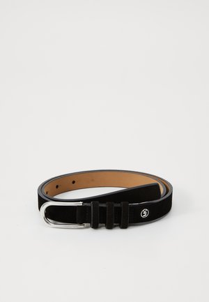 Zwarte suède riem met een zilveren metalen gesp, voorzien van drie horizontale accentstroken en een lichtbruine binnenvoering.