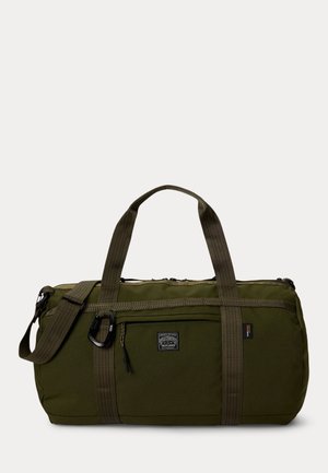 Oliivinvihreä duffel-laukku, jossa on kaksoiskahvat, säädettävä olkahihna, etutasku vetoketjulla ja brändätty merkki edessä.