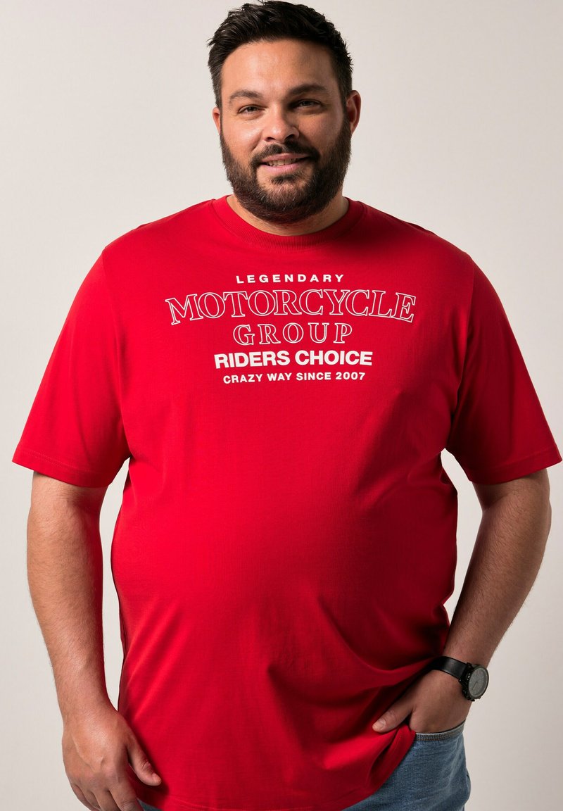 Camiseta roja de manga corta hecha de algodón, con texto en blanco: "GRUPO LEGENDARIO DE MOTOCICLETAS ELECCIÓN DE LOS MOTEROS MANERA LOCURA DESDE 2007."