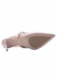 Scarpa con tacco alto di un rosa pallido, con punta affusolata, decorata con borchie sul cinturino e dotata di una suola in gomma texture. Marca: Nine West.