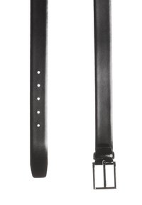Cinturón de cuero negro con una textura suave, que cuenta con cinco agujeros de ajuste y una hebilla rectangular de metal plateado.