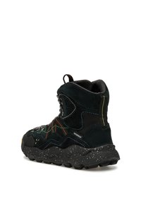 Stivale impermeabile nero con tomaia in suede, cuciture multicolori, collo imbottito e suola nera texturizzata maculata. Caratterizzato da chiusura con lacci e linguetta per facilitare l'uso.