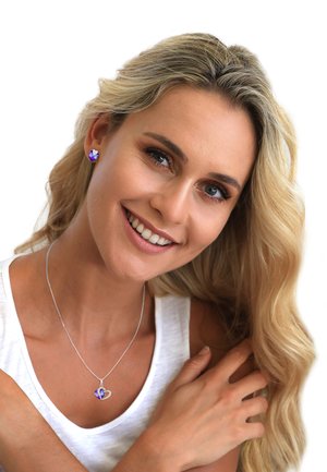 Collier pendentif en forme de cœur avec des pierres précieuses violettes et blanches, chaîne en argent et boucles d'oreilles à clou assorties avec un design et des couleurs similaires.
