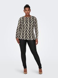 Long-sleeve T-shirt in beige and grey with a geometric pattern. Paired with black skinny pants and nude heels. Smooth texture.