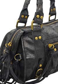 Sac à main en cuir noir avec finition texturée, matériel doré, doubles compartiments zippés et pompons décoratifs. Poignées renforcées par des clous.