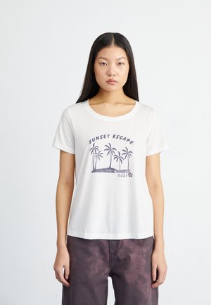 T-shirt en coton blanc avec un col rond, présentant un graphique de palmier violet et le texte "SUNSET ESCAPE" juste au-dessus.