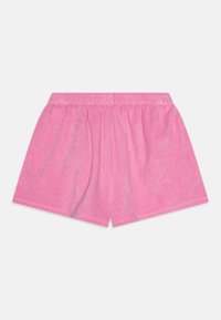 Rosa bomullsshorts med elastisk midje, som har en myk tekstur og et rent, enkelt design uten lommer eller pynt.