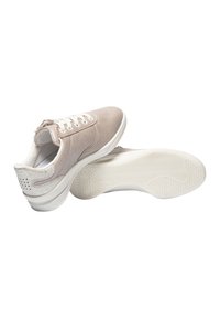 Baskets en daim beige avec des lacets blancs, un col rembourré et une semelle blanche texturée. L'arrière présente un accent doux de couleur claire avec des découpes.