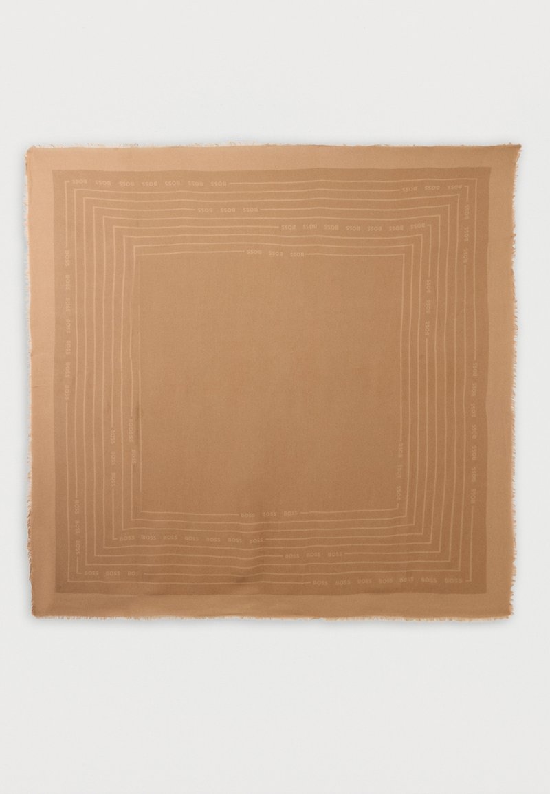 Fular maro cu margine franjurată, având un model texturat subtil de linii concentrice și text repetat într-o nuanță mai deschisă.