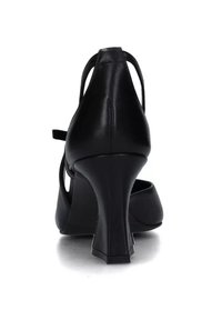 Scarpe nere in pelle con tacco alto, punta affusolata, tacco stretto e cinturino alla caviglia. Texture liscia con una silhouette elegante e moderna.