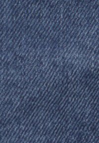 Denimtyg i mörkblått med ett subtilt, texturerat vävmönster. Materialet verkar robust med en slät yta.