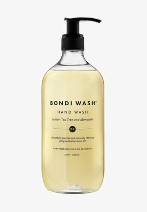 Klare Kunststoffflasche mit schwarzem Pumpspender, gefüllt mit hellgelber Handseife. Das Etikett enthält den Produktnamen, den Duft und Anwendungsdetails.