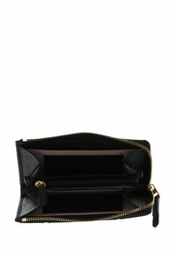 Portefeuille noir zippé avec un extérieur texturé, une quincaillerie dorée, plusieurs emplacements pour cartes et deux compartiments pour pièces et billets.