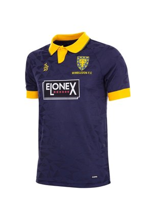Navy blauwe poloshirt met gele accenten, voorzien van een geometrisch patroon, het logo van Wimbledon F.C. en ELONEX branding op de voorkant.