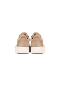 Sneaker in suede color sabbia con un retro testurizzato, colletto imbottito e suole in gomma bianca. Presenta cuciture decorative nella parte superiore.