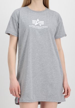 Szara sukienka t-shirt z krótkimi rękawami, okrągłym dekoltem oraz białym graficznym logo na przodzie. Miękka bawełniana tkanina o luźnym kroju.