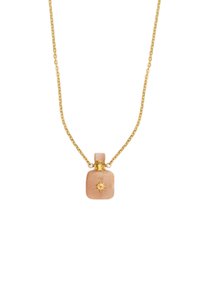 Gul kæde med en kvadratisk, pink charme, der har en solstråledesign detalje på forsiden. Glat tekstur og minimalistisk stil.