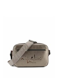 Metallic-graue Umhängetasche aus strukturiertem Leder mit einer vorderen Reißverschlusstasche und geprägt dargestelltem Text. Verstellbarer Riemen mit Logodetail.