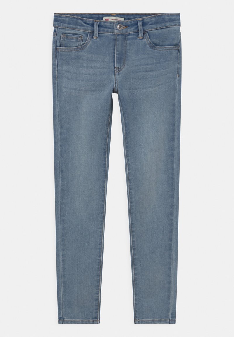 Jean skinny bleu clair avec bouton à l'avant, fermeture éclair, deux poches avant et deux poches arrière, posé à plat sur un fond blanc.