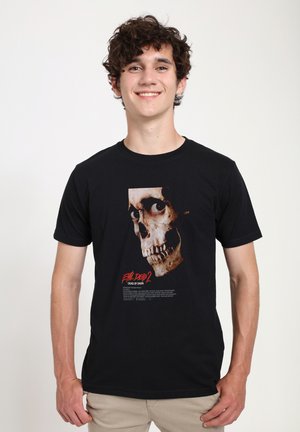 Černé bavlněné tričko s grafikou lebky v hororovém designu. Text obsahuje "Evil Dead 2" a detaily z filmu v bílé barvě.