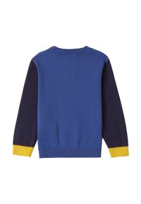 Maglione lavorato a maglia con un corpo blu, maniche blu scure e polsini a coste gialli. Collo a girocollo con una texture liscia su tutta la superficie.