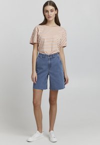 Oxmo OXFREYA REGULAR FIT - Farmer rövidnadrágok - mid blue denim