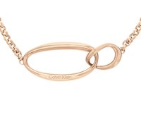 Collana in oro rosa con maglia ovale allungata e un piccolo anello intrecciato. Logo "Calvin Klein" inciso sulla maglia.