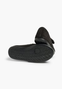 Sorte ruskind slip-on sko med en struktureret gummisål, der har en rund tå og en lille hæl, designet til komfort og nem brug.