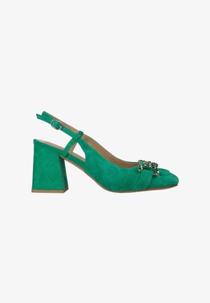 Tacco slingback in suede verde con un tacco quadrato a blocco, adornato da un'applicazione decorativa di gioiello sulla punta per un tocco in più.