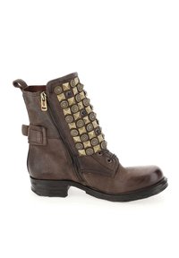 Brązowy skórzany botek za kostkę z nitowanymi detalami, bocznym zamkiem błyskawicznym, sznurowanym przodem i słupkowym obcasem. Posiada dekoracyjne metalowe akcenty.