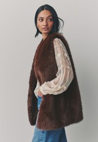 Next LONGLINE - REGULAR FIT - Vest - chocolate brown